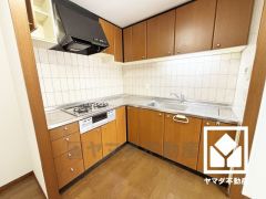 毎日の料理がもっとスムーズになる、便利な3口コンロ付き。調理に手間がかかりがちな肉や魚を、短時間でサッと焼き上げることができるグリルもございます。