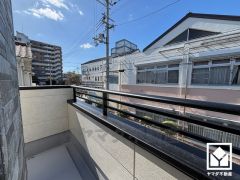 広々バルコニーでお洗濯物をたっぷりと干す事ができます。