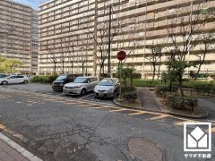 敷地内に駐車場を完備（月額8500円～10200円）。重い荷物や雨の日の移動もスムーズで、快適なカーライフを実現。空き状況等は弊社スタッフまでお気軽にお問い合わせください。