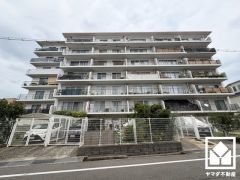 南東向きバルコニーで陽当たり、風通し良好。広々としているため、お洗濯物をたっぷりと干す事ができます。7階建て最上階につき、開放的な景色が広がります。