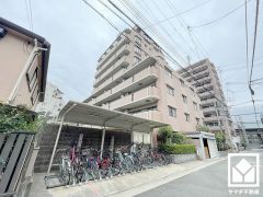 サイクルラックの設置された駐輪場を完備。スッキリ整理されて、自転車同士の接触や転倒の心配がございません。来客用駐輪場もございます。