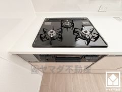 家族のごはん作りがはかどる。同時調理ができる3口コンロ付き。