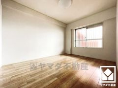 西側約6帖の洋室です。お子様のお部屋などにも丁度良い広さです。大きな窓からは明るい光が降り注ぎます。