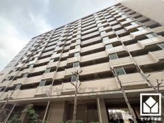 コープや100円ショップのワッツなどが出店するショッピングモール「メルカードむこがわ」まで徒歩5分。専門店や飲食店も豊富で、お買い物やお食事には困りません。