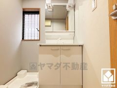 収納付きでスッキリお使い頂ける3面鏡の洗面台です。洗面ボウルが広めなので、忙しい朝でも身支度がしやすく時短になります。