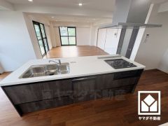 開放的なアイランドキッチンでご家族やお客様とのコミュニケーションがとりやすく、複数人での作業もラクラク。配膳や片付けもしやすく、お料理中でもお子様の様子が分かって安心です。