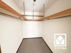 新たに家具を買わなくても良いので、ハンガーパイプ付きのクローゼットは嬉しいですね。