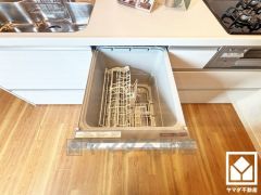 毎日の家事の負担を軽減でき、水道代の節約にもなる食器洗乾燥機付き。