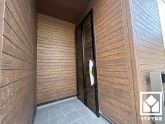 玄関が横向きのため道路から家の中が見えにくく、高いプライバシー性を確保できます。お子様の飛び出し防止にも効果的です。