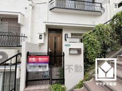 玄関周りに個性が生まれるポーチ付き。門扉がございますので、防犯面でも効果的です。戸建感覚でお住まいいただけるタウンハウスの住宅です。お問合せお待ちしております。