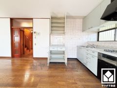 キッチン収納の多さもお料理を楽にしてくれるポイント。小型のキッチンボードも設置されており、スッキリとした空間が保てます。