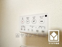 温水洗浄便座付きで、季節を問わずいつでも温かい便座をお使いいただけます。