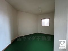 収納力豊富な2階納戸です。アウトドア用品や季節の荷物、日用品のストックなどもしっかり収納できます。