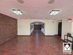 心地よい空間が広がる、清潔で美しいロビー。