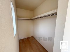 収納力豊富なウォークインクローゼット付き。お洋服はもちろん、スーツケースなどの大物もしっかり収納できます。