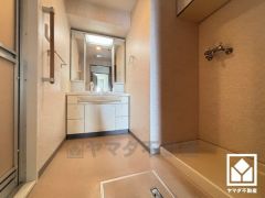 収納豊富な洗面台で、スッキリお使い頂けます。洗面ボウルが広めなので、忙しい朝でも身支度がしやすく時短になります。