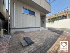キッチンには窓がございますので、昼間は手元が明るく、お料理がはかどります。
