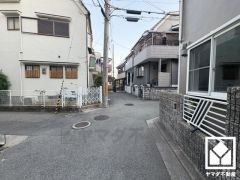 「万代尼崎食満店」まで徒歩5分など、お買い物施設が徒歩圏内に複数あり便利な住環境です。「園田小学校」までは徒歩5分となっており、低学年のお子様も安心して通学していただけます。