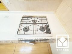 毎日の料理がもっとスムーズに。便利な3口コンロ付きキッチン。