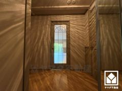 玄関ホールの照明にはクラックデザインのガラスシェードが使用されており、空間を美しく彩ります。