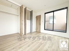 約6.6帖の3階洋室です。バルコニーにつながるお部屋で、通風・陽当たり良好。