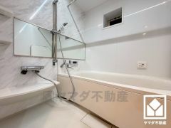 小窓が付いているので明るく、こもりがちな湿気もすぐ取り除くことができます。鏡が横長なので、お子様でも見やすく便利です。