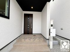 ドアの窓から光が差し込み、外出時にも帰宅時にも、明るい気持ちになれる玄関です。