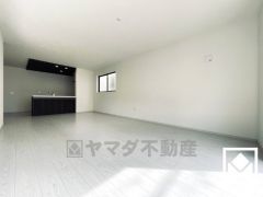 広々18.3帖のLDKが魅力。家族全員がリラックスできる、ゆったりとした快適リビングで温かい団らんの時間を。