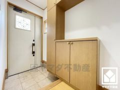 ドアの窓から光が差し込み、外出時にも帰宅時にも、明るい気持ちになれる玄関です。