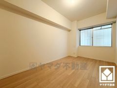 柔らかな光が差し込む洋室、快適で落ち着いた住まい。