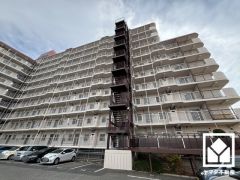 重厚感のあるファサードが、洗練された暮らしを予感させる。街並みに馴染みながらも、ひときわ目を引く存在感。