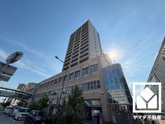 洗練された外観デザインが、住まう誇りを演出。都会に調和する美しい佇まいのマンション。