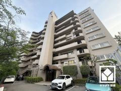 重厚感のあるファサードが、洗練された暮らしを予感させる。品格あるデザインが魅力のマンション。