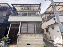 東側バルコニーのため、朝日が気持ちよく入り爽やかな一日を始められます。広々としているため、お洗濯物もたっぷりと干す事ができます。屋根付きなので急な雨の日も安心ですね。