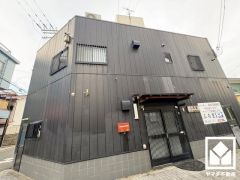 「万代塚口店」まで徒歩3分、「スギ薬局上坂部店」まで徒歩3分、「セブンイレブン尼崎上坂部3丁目店」まで徒歩9分など、お買い物施設が徒歩圏内に複数あり便利な環境です。