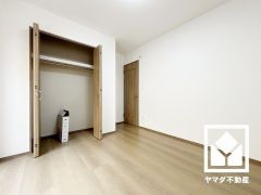 約5.65帖の1階洋室です。全居室に収納がございますので、お部屋の広さを最大限に活用できます。