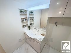 収納付きでスッキリお使い頂ける3面鏡の洗面台です。洗面ボウルが広めなので、忙しい朝でも身支度がしやすく時短になります。