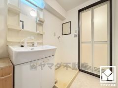 洗面台は収納付きのためスッキリお使い頂けます。洗面ボウルが広めなので、忙しい朝でも身支度がしやすく時短になります。