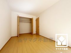 たっぷり収納できる約7.5帖の納戸付きだから、家の中をもっとスッキリ。季節の荷物や趣味の道具もしっかり収納。