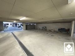 自走式駐車場権利付き住戸です（駐車場使用料月額1000円、管理金月額300円）。重い荷物や雨の日の移動もスムーズで、快適なカーライフを実現。