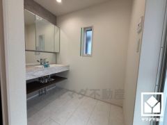 小窓付きで明るいサニタリースペース。ワイドなフルフラットカウンター付きの3面鏡の洗面台で、忙しい朝でも身支度がしやすく時短になります。お手入れもラクラクです。