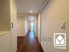 シンプルで洗練された玄関スペース。帰るたびにホッとできる、心地よい住まいの入り口。