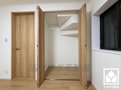 空間を無駄なく活用、階段下の賢い収納。奥行きがあるので、収納力も申し分ありません。