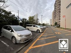 敷地内に駐車場を完備（月額10200円）。現在、駐車場に空きがございます。空き状況は変動いたしますので、詳細は弊社スタッフまでお気軽にお問い合わせください。
