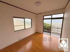 約6帖の東側洋室です。バルコニーにつながるお部屋で、通風・陽当たり良好。