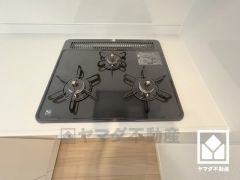 毎日の料理がもっとスムーズに。便利な3口コンロ付きキッチン。