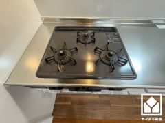 家族のごはん作りがはかどる。同時調理ができる3口コンロ付き。