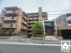 住む人を温かく迎えるエントランスと、美しく整えられた外観。上質な日常がここから始まる。