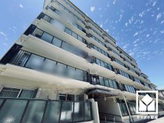 徒歩5分圏内に買い物施設が複数揃う、生活便利な環境です。