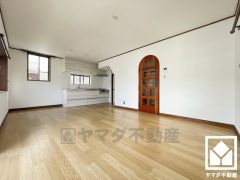 シンプルで美しいデザインのリビングが、毎日の生活に彩りを添える。